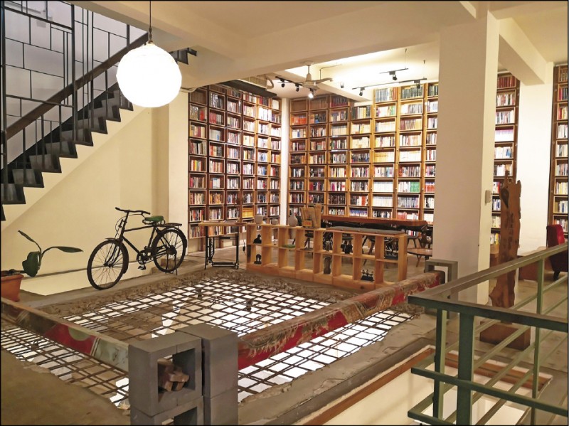 「艸祭Book inn」的閱讀區除有大量藏書，空間細節也充滿特色。