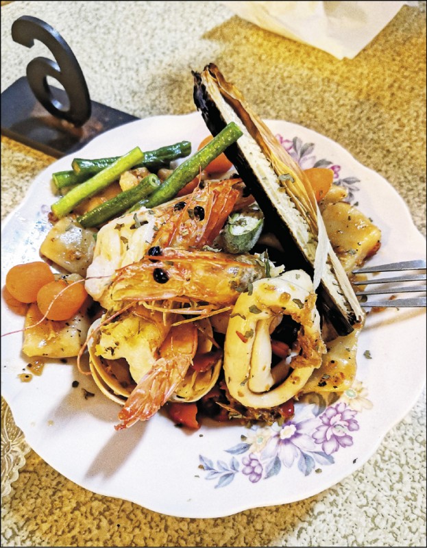 有愛市場的菜單會不定期變化，圖為泰式海鮮炒麵疙瘩。