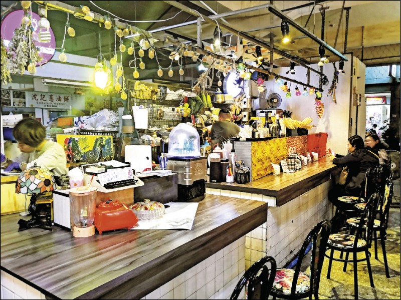 華燈初上時，有愛市場才正要營業。