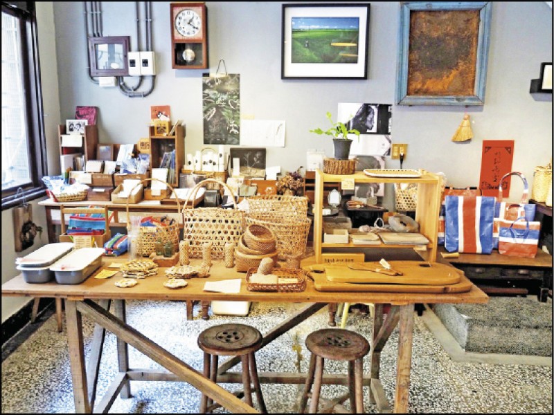 到透南風咖啡聚場選購有趣的在地小物吧。