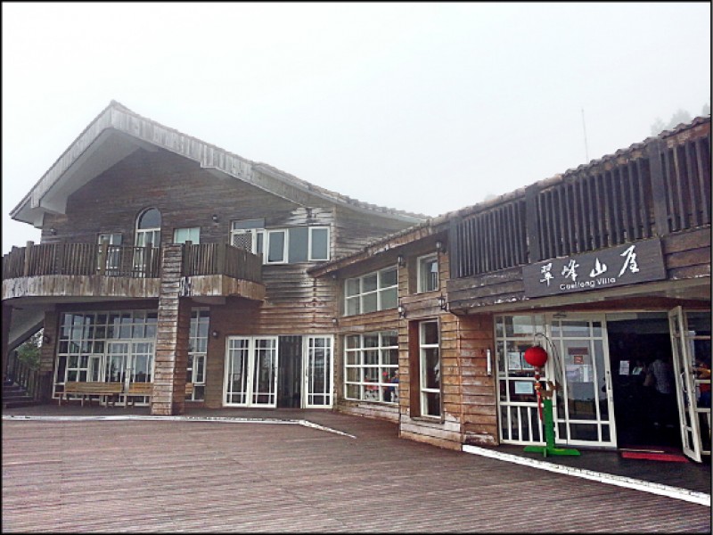 翠峰山屋位於群山擁抱中，與世獨立隔離，晚間10點即會熄燈，回歸自然寧靜。