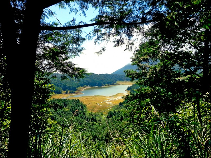 從不同的角度也可看見翠峰湖不同的形狀與景致。