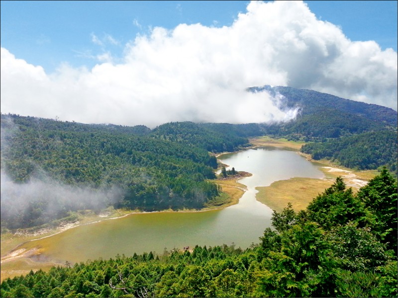 翠峰湖一日間的表情多變，隨時有美景可欣賞。