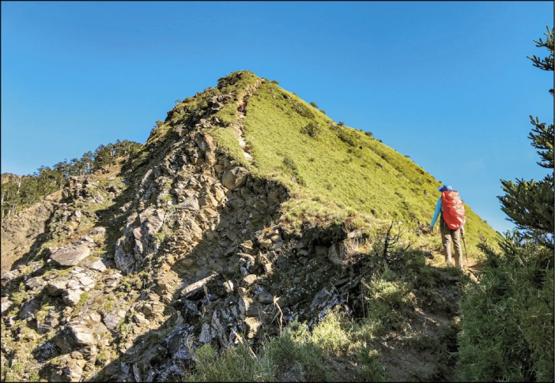 合歡西峰大崩壁，對登山客是個挑戰。