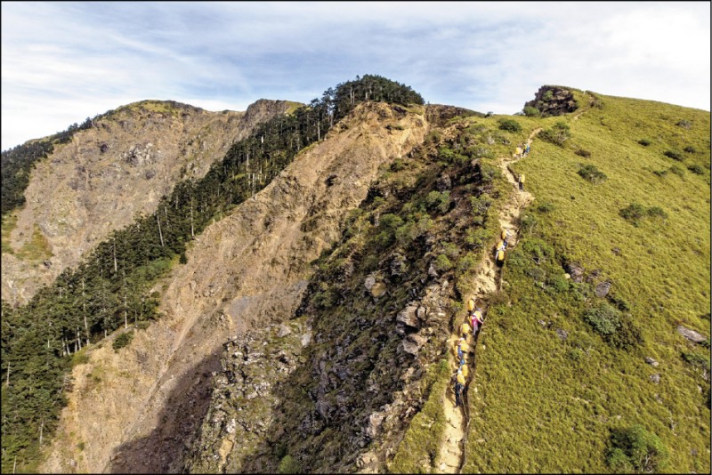 合歡西峰途中的大崩壁。