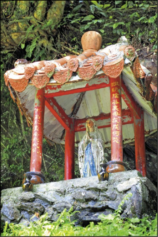 聖母山莊步道沿線的休憩點間也有多個聖母像，姿態各異。