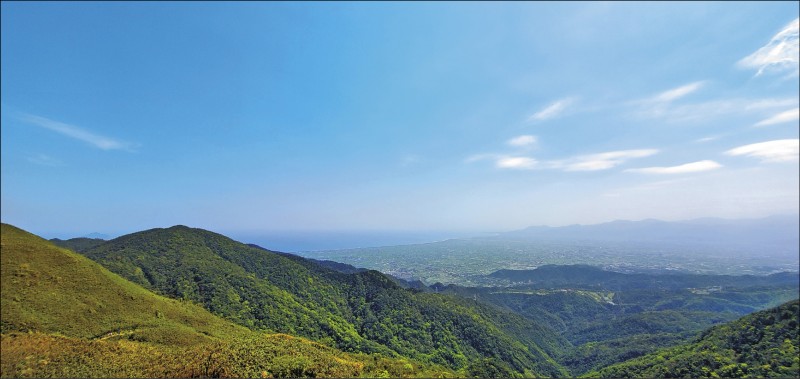 從觀景台遠眺，海天漸層間，可鳥瞰礁溪風光。