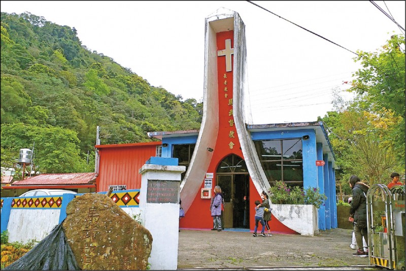 紅、白、藍配色的馬武督教會，在一片綠野中，顯得小而美。