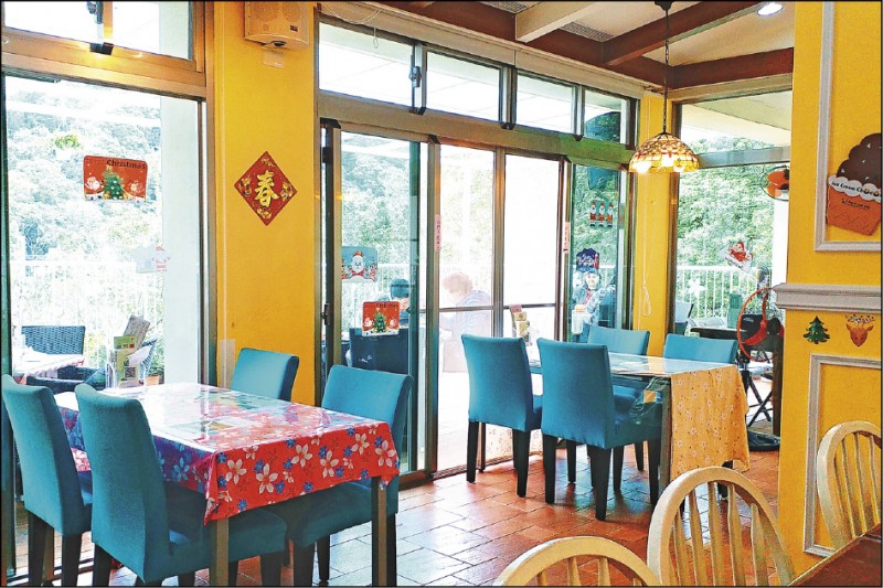 桐花芽蔬食咖啡廚房，採複合式經營，是提供身心障礙庇護員工學習謀生的地方。