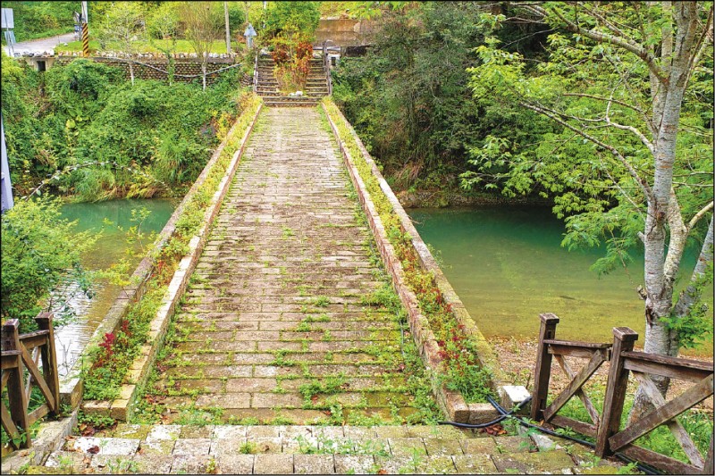 錦山糯米橋橋面有新砌的石材。