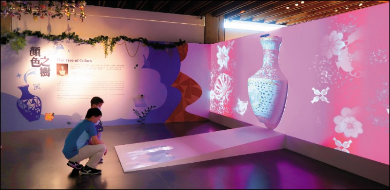 「顏色之樹」裝置可將觀者服裝的色調及花樣，呈現於拼貼瓶影像之中。（故宮／提供）