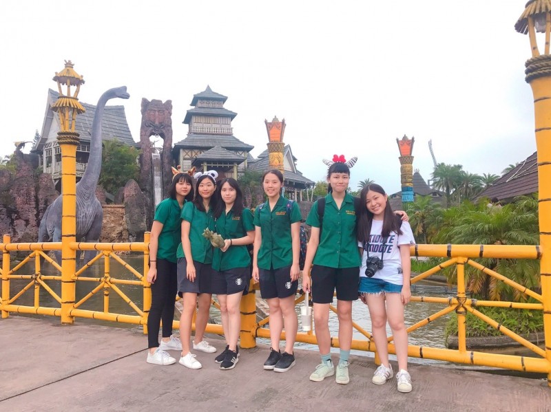 即日起將在園區中拍攝的畢業照上傳至六福村IG，並Hastag#畢旅6一波，有機會獲得六福村門票。（六福村提供）