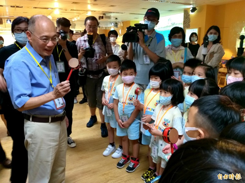 故宮院長吳密察與參訪孩童互動。（記者陳昱勳攝）