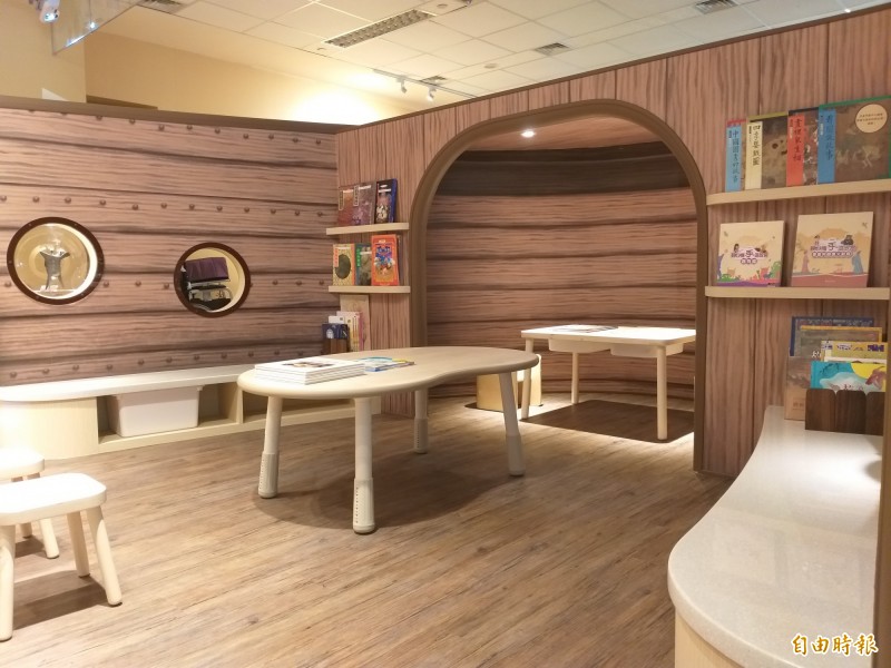 空間造形取自〈清明上河圖〉船隻的「兒藝時光機」區域，可在此閱讀、休憩。（記者陳昱勳攝）