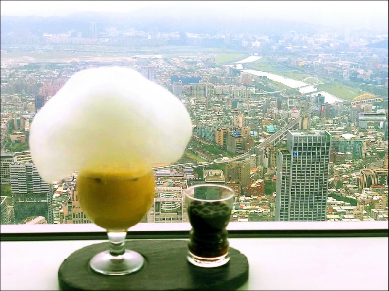 在88樓坐下來享用飲料是人生樂事。