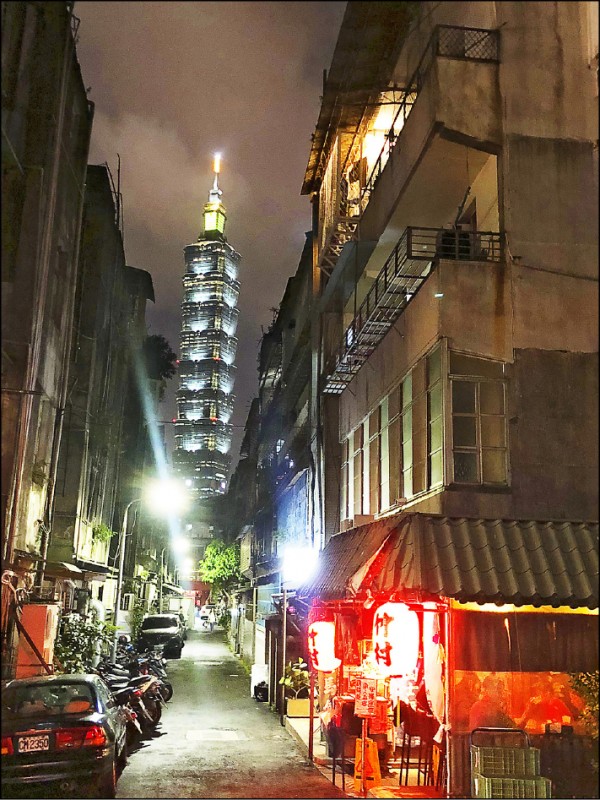 紅燈籠點綴下的台北101更美了！