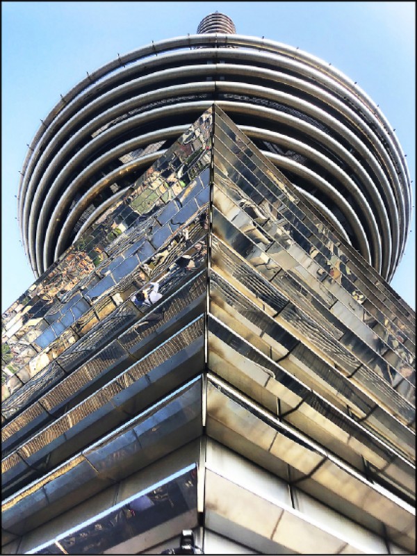 難得有機會近距離欣賞巨人頭頂上的「皇冠」。