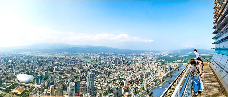 站在巨人頭頂上，視野好得沒話說。