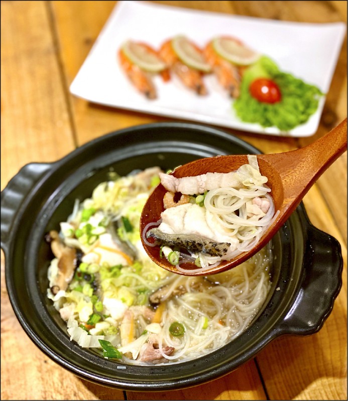 旬魚米粉湯料理的主食材，有新竹米粉、龍虎石斑等食材。