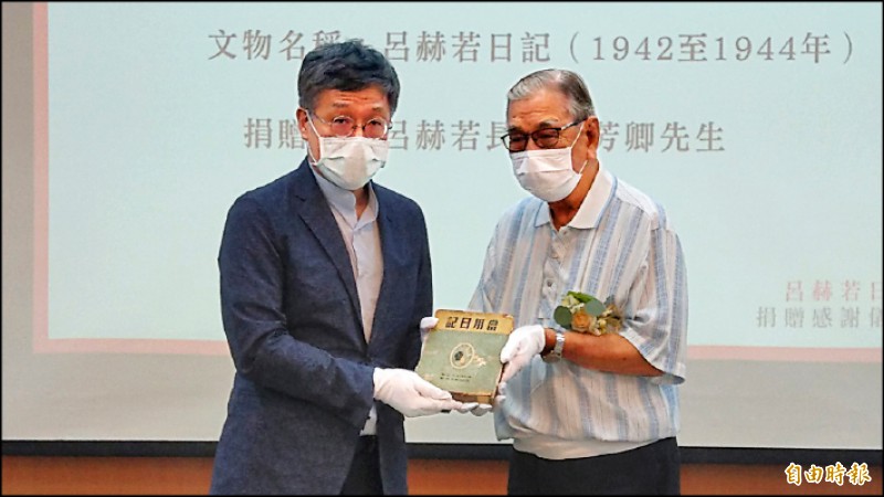 呂赫若的長子呂芳卿（右）代表家屬，將《呂赫若日記》捐贈給國立台灣文學館，由館長蘇碩斌代表接受。（記者劉婉君攝）