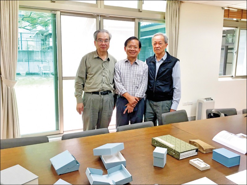 2018年4月13日，台文館文物徵集。左起陳萬益、廖振富、呂芳雄。