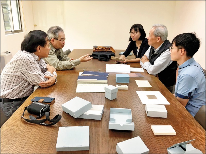 2018年4月13日，台文館文物徵集。左前廖振富、左後陳萬益，右前陳烜宇、右中呂芳雄、右後陳慕真。