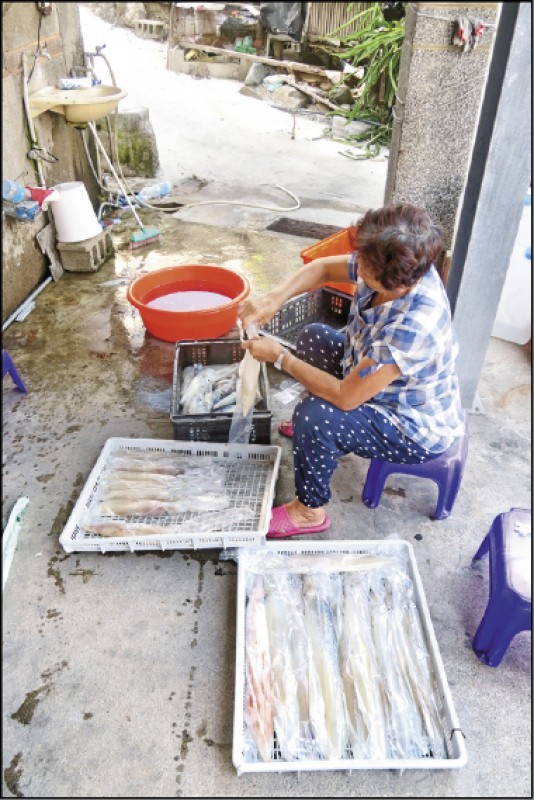 套封透抽的婦人，是花嶼的尋常風景。