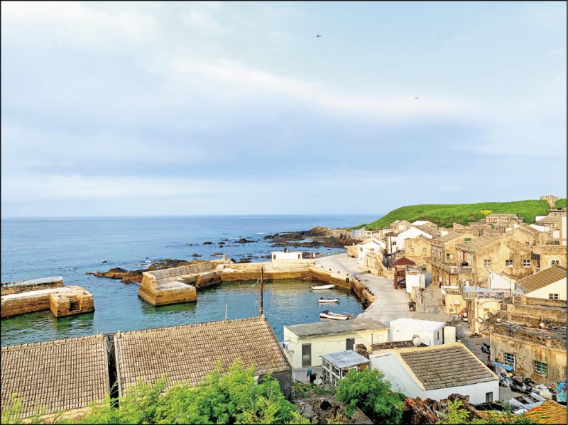 從花嶼國小俯瞰村落，時光彷彿靜止在某個久遠的年代。