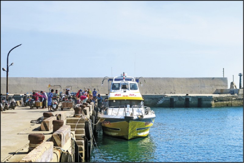 往返馬公及花嶼的交通船。船一到，花嶼便短暫活絡起來。