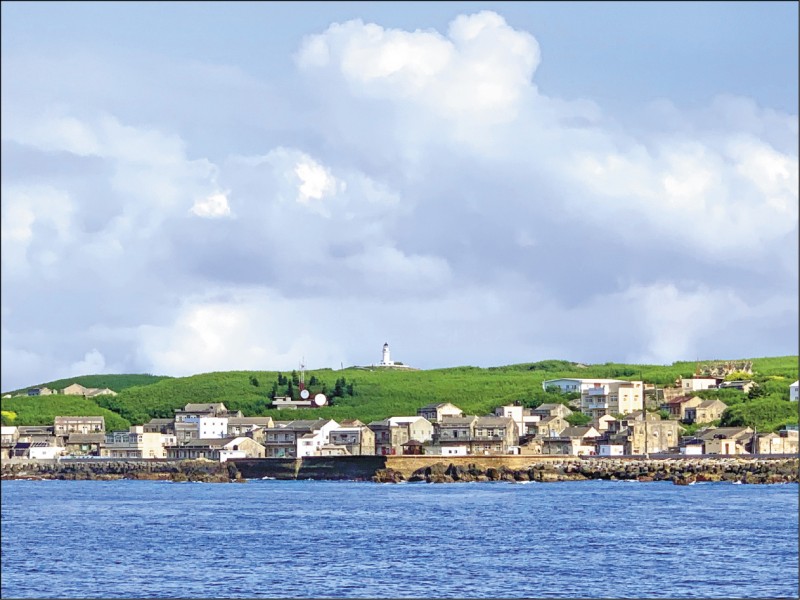 初次見面的花嶼，用油亮的綠與錯落的樓，在海上迎接我。