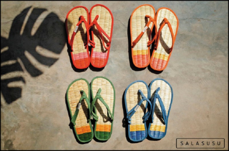 「SALASUSU」的手作藺草夾角拖鞋。