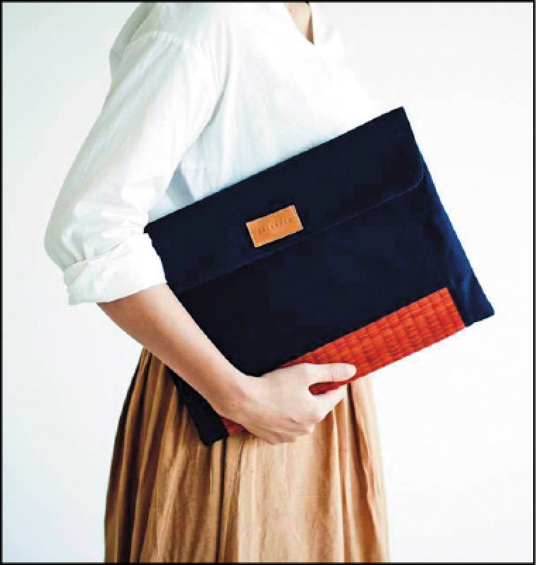 「SALASUSU」的手作藺草電腦包。