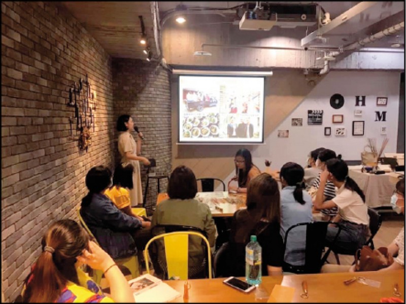 趙品鈞在「世界微光」舉辦的藺草手作吊飾工作坊裡介紹柬埔寨。