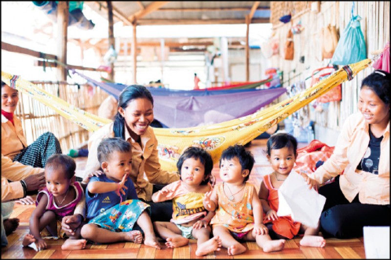 在社區工廠，婦女能獲得較平均值高的薪水、技能培訓、托育服務。