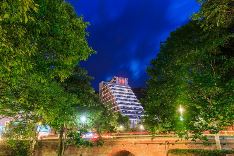 兆品礁溪地處礁溪溫泉源頭，緊鄰湯圍溝公園。（兆品礁溪提供）