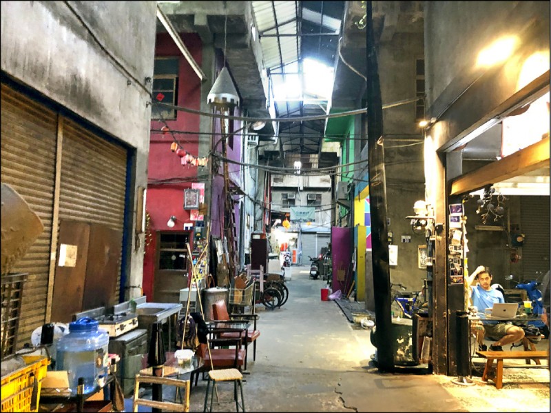 挑高空間是忠信市場最大特色。