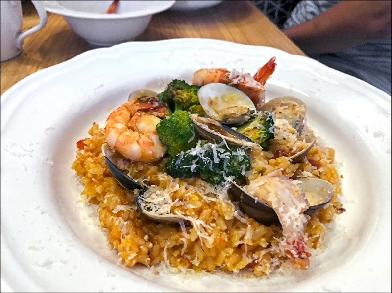 小市場咖啡現點現做，食材新鮮。