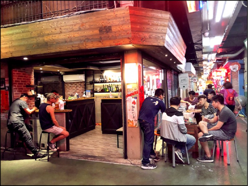 新竹東門市場的夜間食堂深受年輕人歡迎。