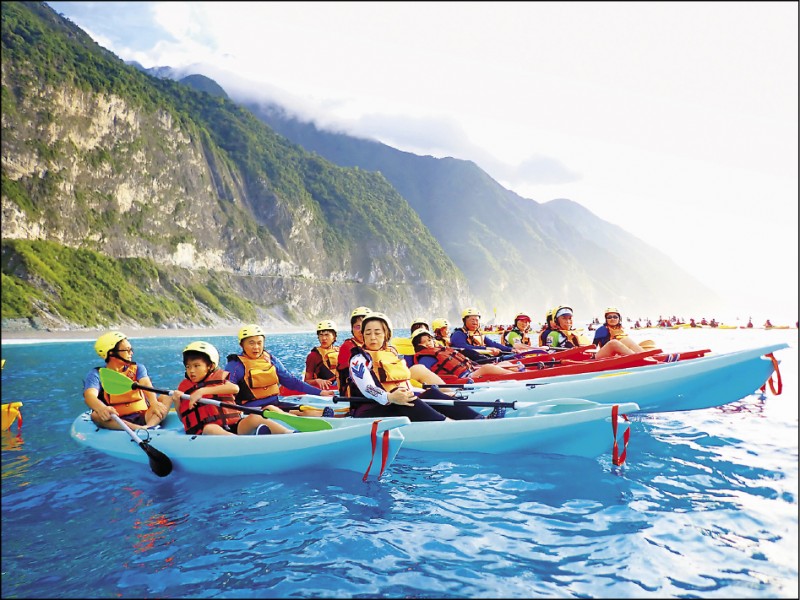 在太平洋划獨木舟，難掩心中的激動、震撼和感動。