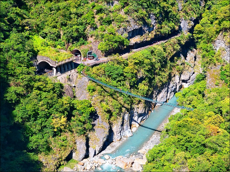 錐麓古道吊橋周邊景色壯闊優美。
