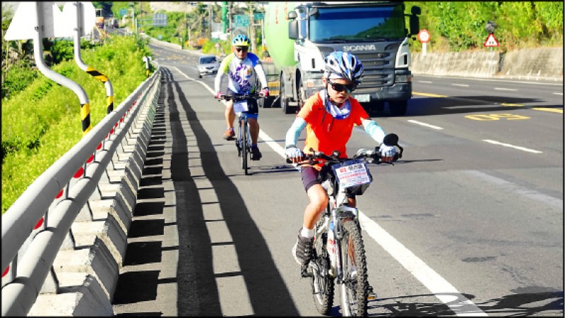 年僅10歲小學3年級的亦謙，克服困難成功環島。