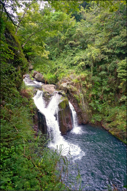 穿過林間小徑向溪谷行，美麗的德倫雙瀑布展現眼前。