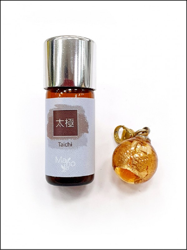 太極精油是隨身必備的護身法寶，可滴進精油球瓶中，掛在手珠上隨身攜帶。（攝影／法朵）