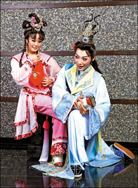 姜琬宜飾演潘金蓮（左）全程裹小腳排練，與王婕菱飾演的西門慶（右）有精采對戲。（明華園總團／提供）