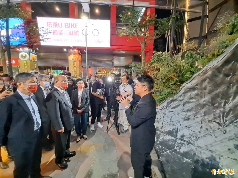 蘇貞昌（左二）、李永得聽取藝術家介紹植栽作品。（記者陳昱勳攝）