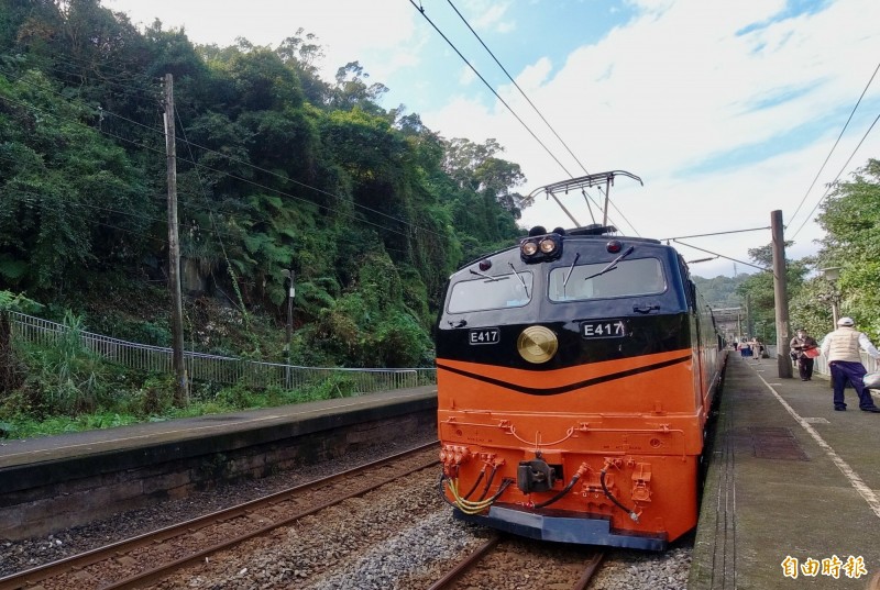 鳴日號車頭牌面上淺刻的V形微笑曲線，是凝聚鳴日號精神的重要象徵。（記者莊士賢攝）