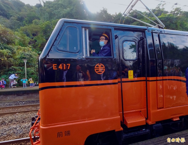 鳴日號外觀以尊榮黑色搭配經典橘色展現台鐵獨具特色。（記者莊士賢攝）