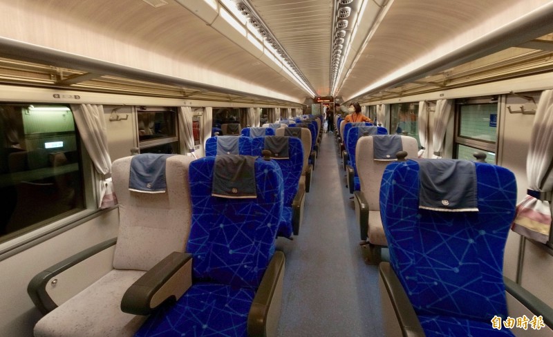 鳴日號車廂座位寬敞舒適，旅客可享受鐵道之旅。（記者莊士賢攝）