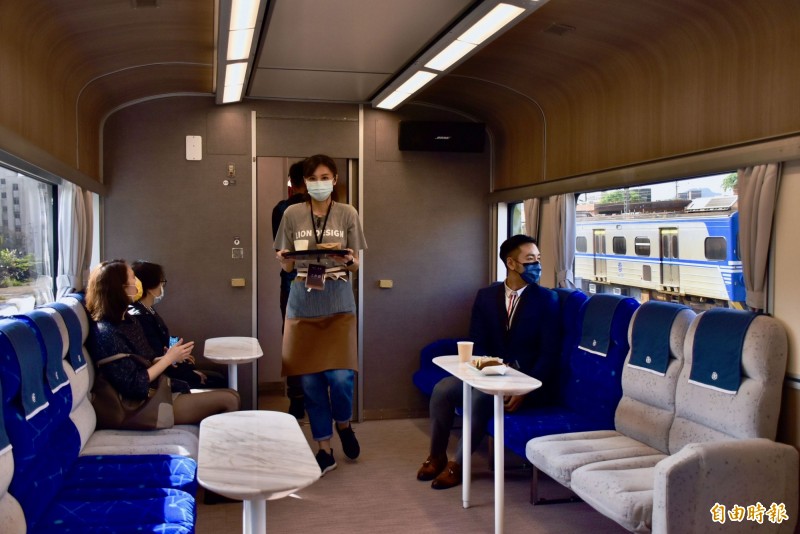 鳴日號觀光列車上有餐飲、娛樂等不同功能的車廂，旅人悠閒享受列車時光。（記者莊士賢攝）