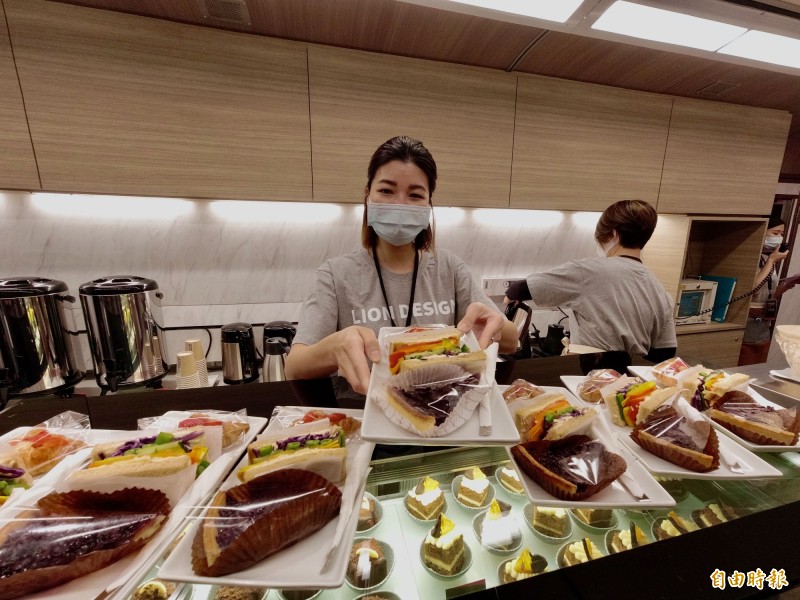 列車上有餐車，可品嘗美味餐點。（記者莊士賢攝）